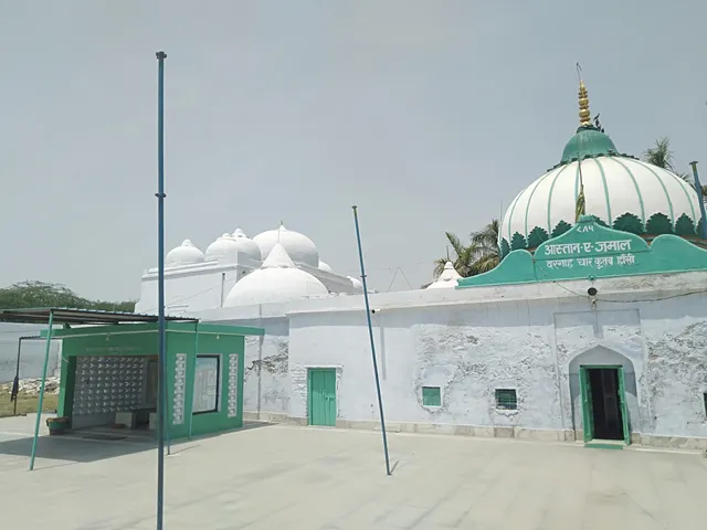 Dargah Char Qutub Hansi (Tomb of four Qutubs)