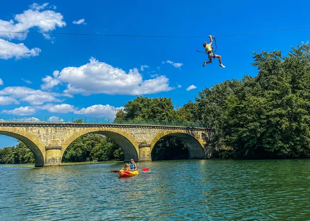 Accrobranche, tyroliennes, jeux aquaglisse, location de canoë et pédalo, snack, parc ombragé
