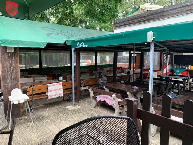 Garden restaurant MJ Holiday