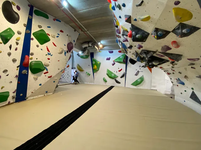 בולדר חיפה- Boulder Haifa(קיר טיפוס מקצועי)