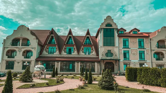 Gostinichno-Razvlekatel'nyy Kompleks "Berezhki-Kholl"