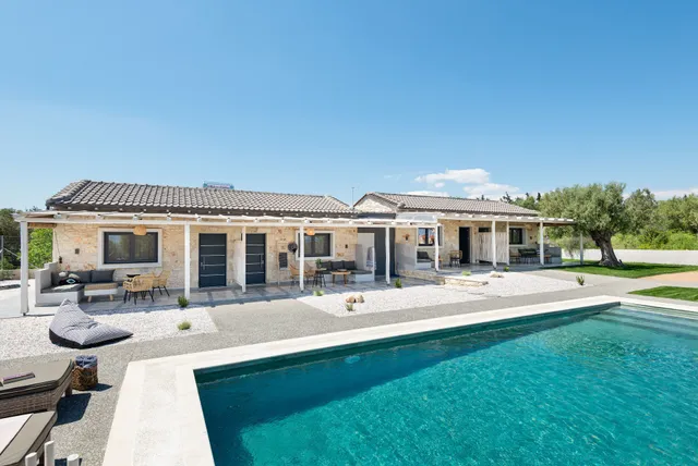 "Four Olives" Luxury Rooms