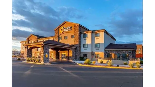 Comfort Inn & Suites Page at Lake Powell