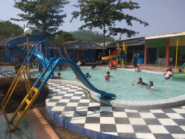 Kolam Renang Panorama Jangari