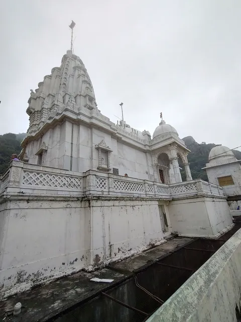 Jal Mandir Shwetambar Jain mandir, Parasnath, Jharkhand