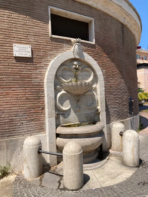 Fontana delle Cinque Lune