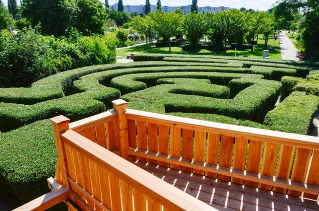 Labyrinth mit Vogellehrpfad im Blumengarten Hirschstetten