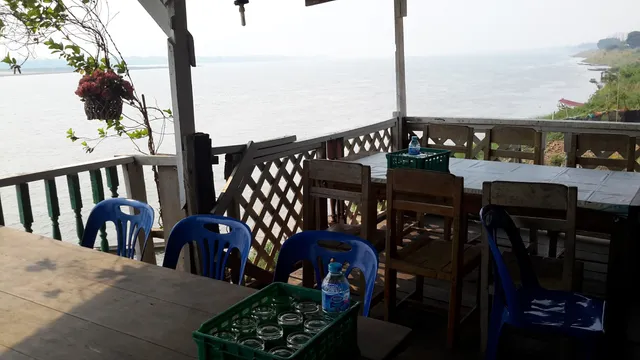 Fad Rim Khong Restaurant