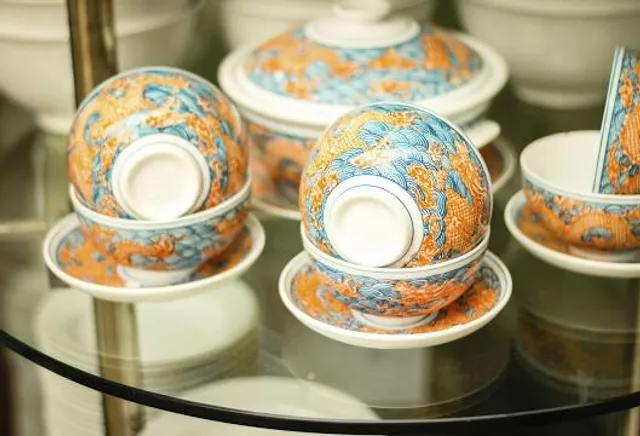 Bat Trang pottery village market shares