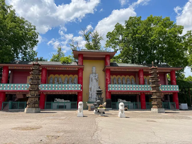 Ten Thousand Buddhas Sarira Stupa 萬佛舍利寶塔寺