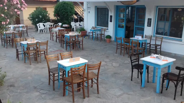 Παραδοσιακό Καφενείο "Ο Λευτέρης" στην πλατεία