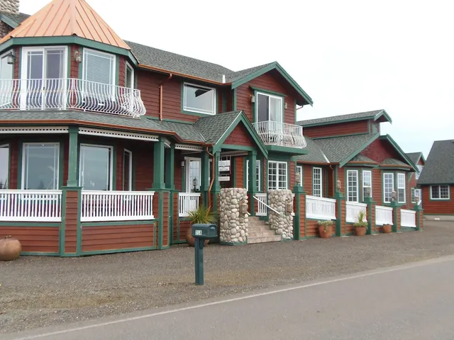 Collins Inn & Seaside Cottages