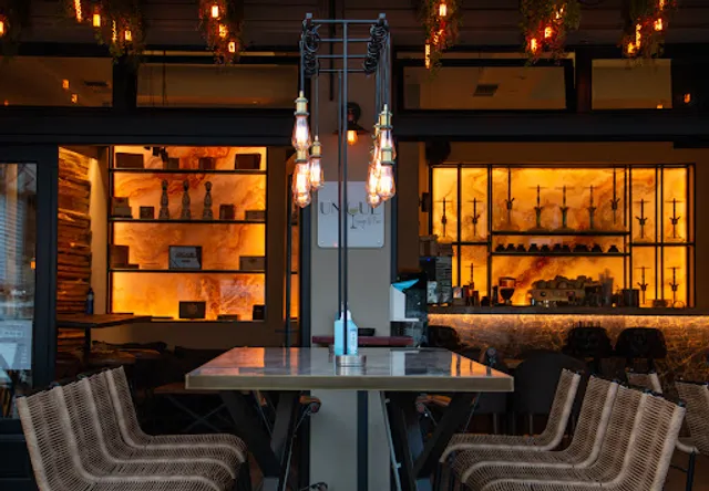 Unique Lounge & Bar, Breakfast & More