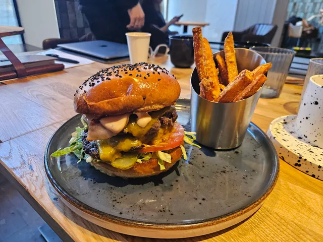 ReBro Bistro - Breakfast & Burgers