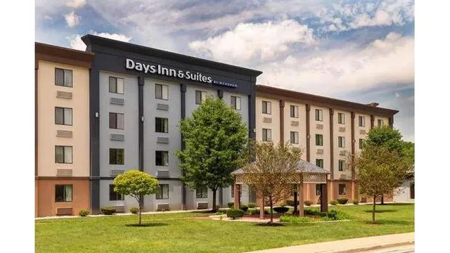 Days Inn and Suites by Wyndham Hammond, IN