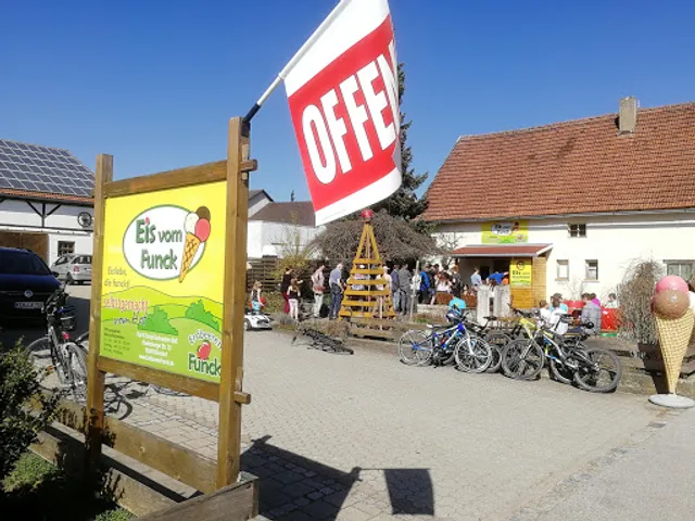 Strawberries Funck - Fam Schowalter.