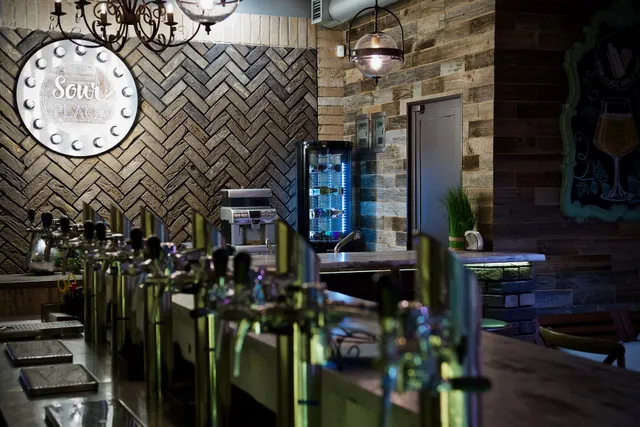 Sour Place Bar and Shop (Соур плейс, крафтовый бар и магазин)