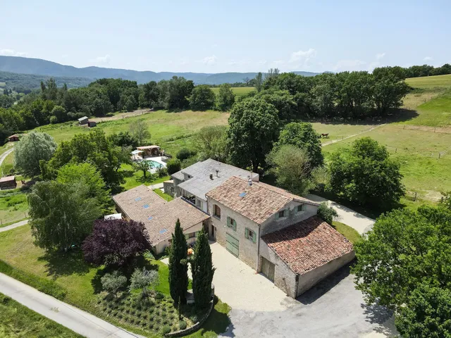 Domaine Bellavigne: Gîtes avec piscine et spa en campagne, avec table d'hôtes, en pleine nature, Alpes-de-Haute-Provence