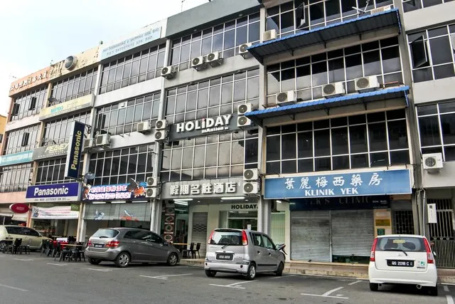 OYO 44054 Holiday Mansion Inn