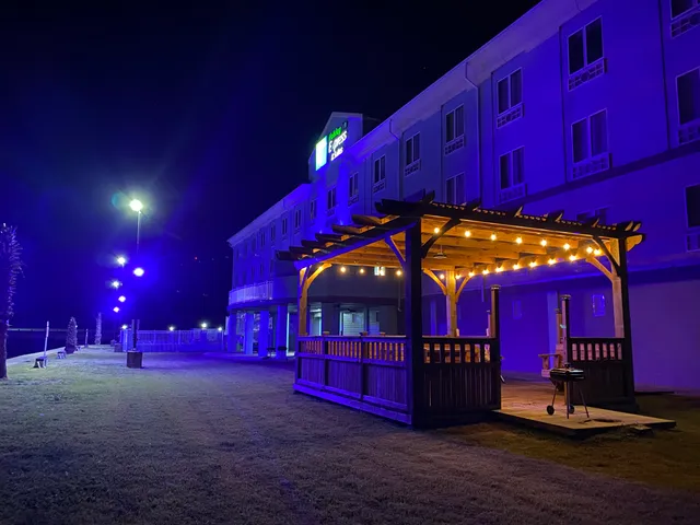 Holiday Inn Express & Suites Port Lavaca