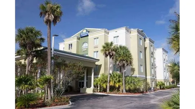 Days Inn & Suites by Wyndham Fort Pierce I-95