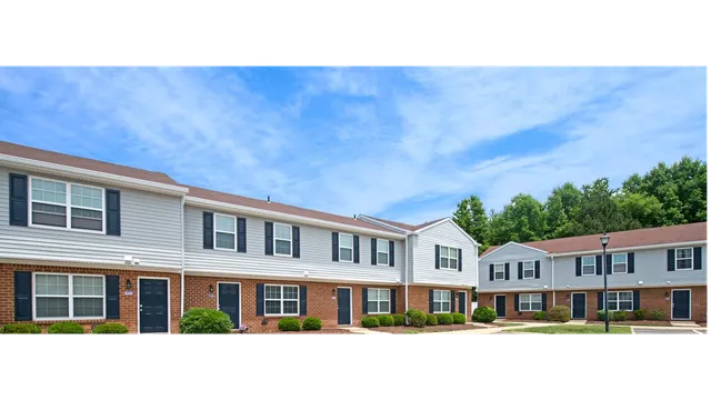 College Square at Harbour View Townhome Apartments