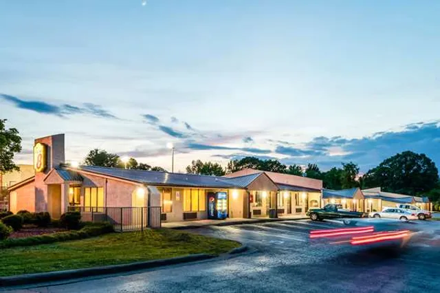 Super 8 by Wyndham Monroe