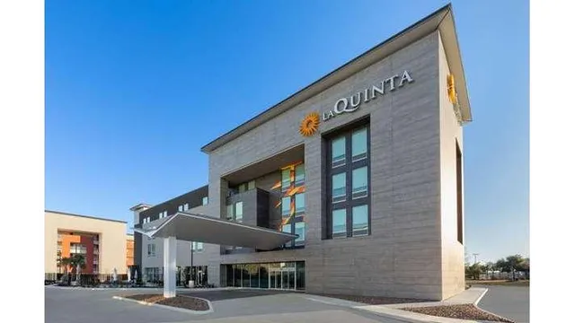 La Quinta Inn & Suites by Wyndham San Antonio at the RIM