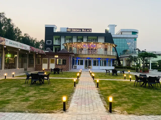 Hotel Drona Palace