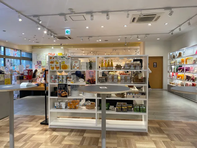 シン・エヒメ分校(蛇口ミカンジュ−ス飲み比べ)