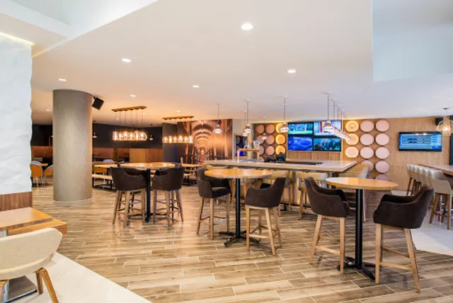 Pinnacle Restaurant and Lounge