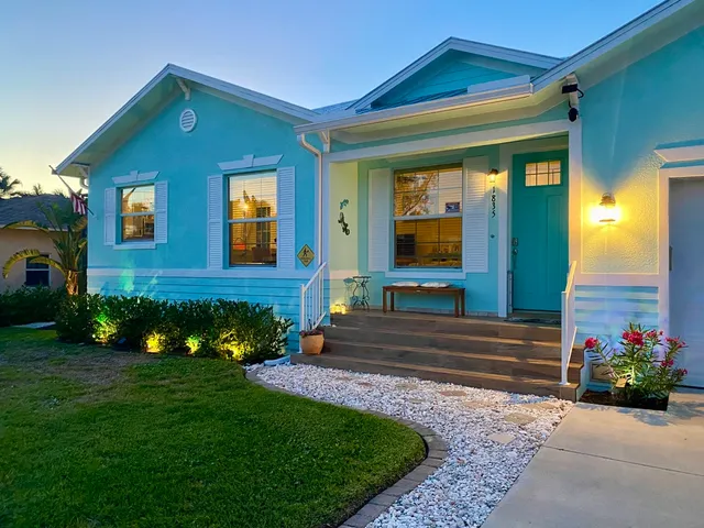 Cozy Coastal Cottage at Naples Bay