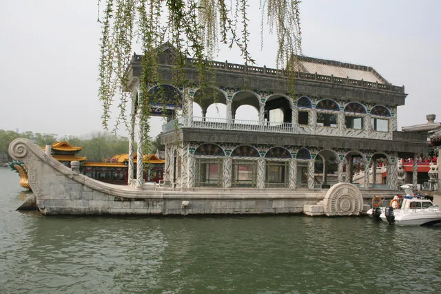 Kelly's Courtyard Hotel