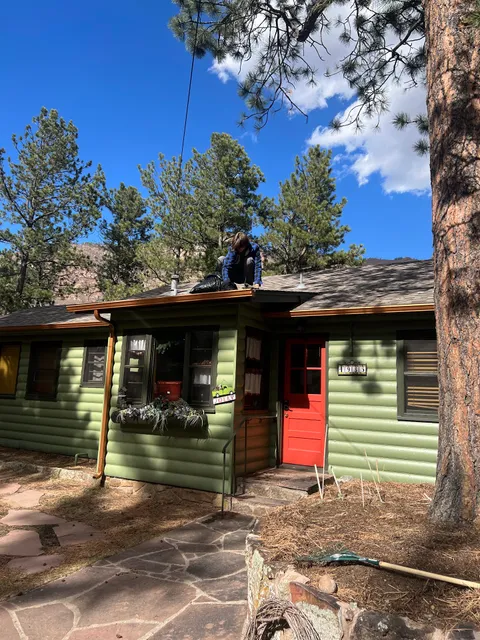 Cascade Escapes - Zeb’s cabin at the foot of Pikes Peak