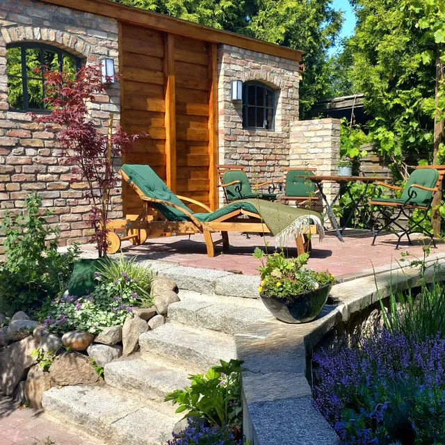 Triskele Haus - Ökologisches Boutique-Gästehaus der Heilstätte Strelitz mit Heilkräutergarten, Terrasse & Sauna