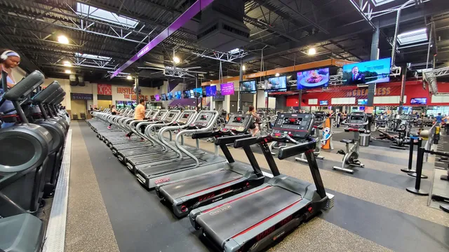 Crunch Fitness - East Colonial