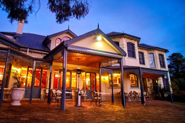 Woodman Estate - Lakeside Luxury Accommodation