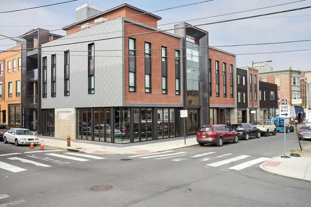 The Queen Hotel Queen Village, Sonder