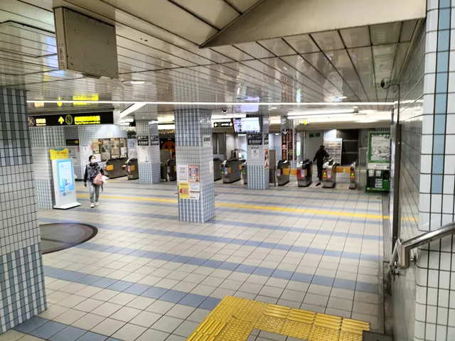 Nagahoribashi Station