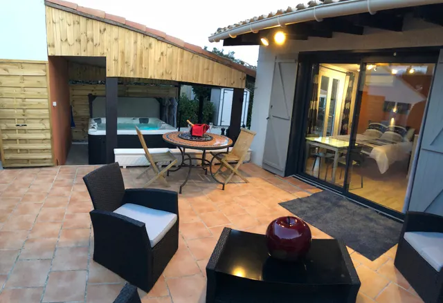 Les Pieds Dans Thau ( la chambre des onglous : la maison de Georges )