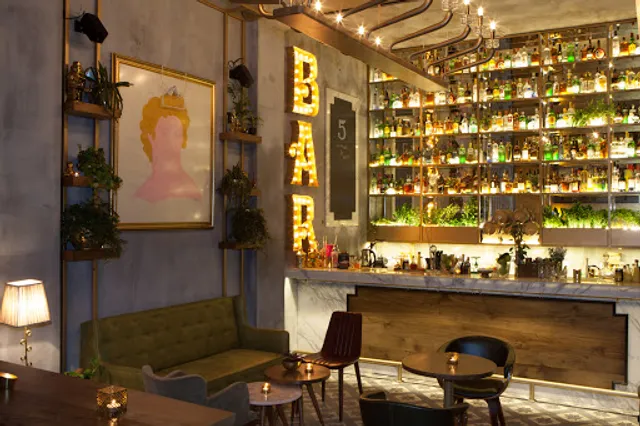 Moretenders’ Cocktail Crib & Sushi