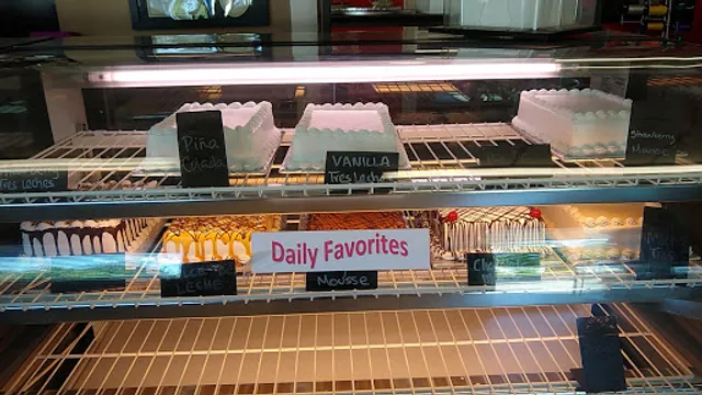 Arely's Cakes & Arrangements