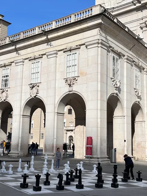 Goldene Kugel Kunstprojekt "Sphaera" von Stephan Balkenhol