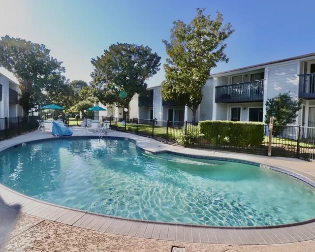 Golfside Luxury & Artistic Getaway on Lake Conroe with Access to Resort Amenities