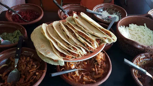 CHESSADILLAS Y HUARACHESS