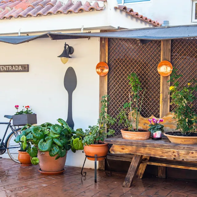 Restaurante La Puerta Grande / Junto Balneario de Leana
