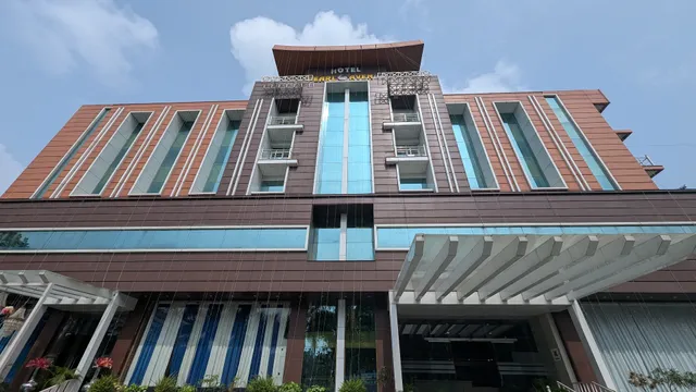 OYO 12823 Hotel Pearl Avenue