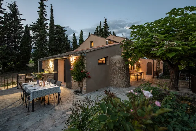 MAS SAINTE CROIX 4* - PRESTIGE - PISCINE CHAUFFÉE - VAISON - Capacité 8 personnes