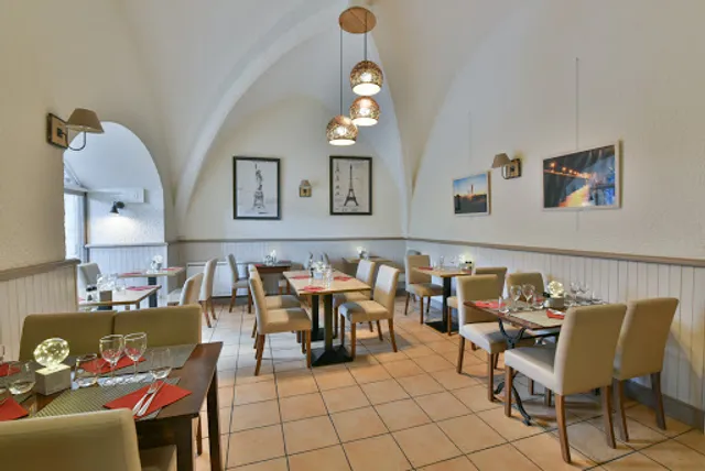 Les Arcades Bistro local