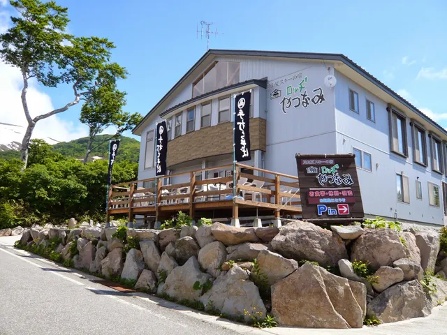 月山夏スキーと登山の宿ロッヂやつなみ